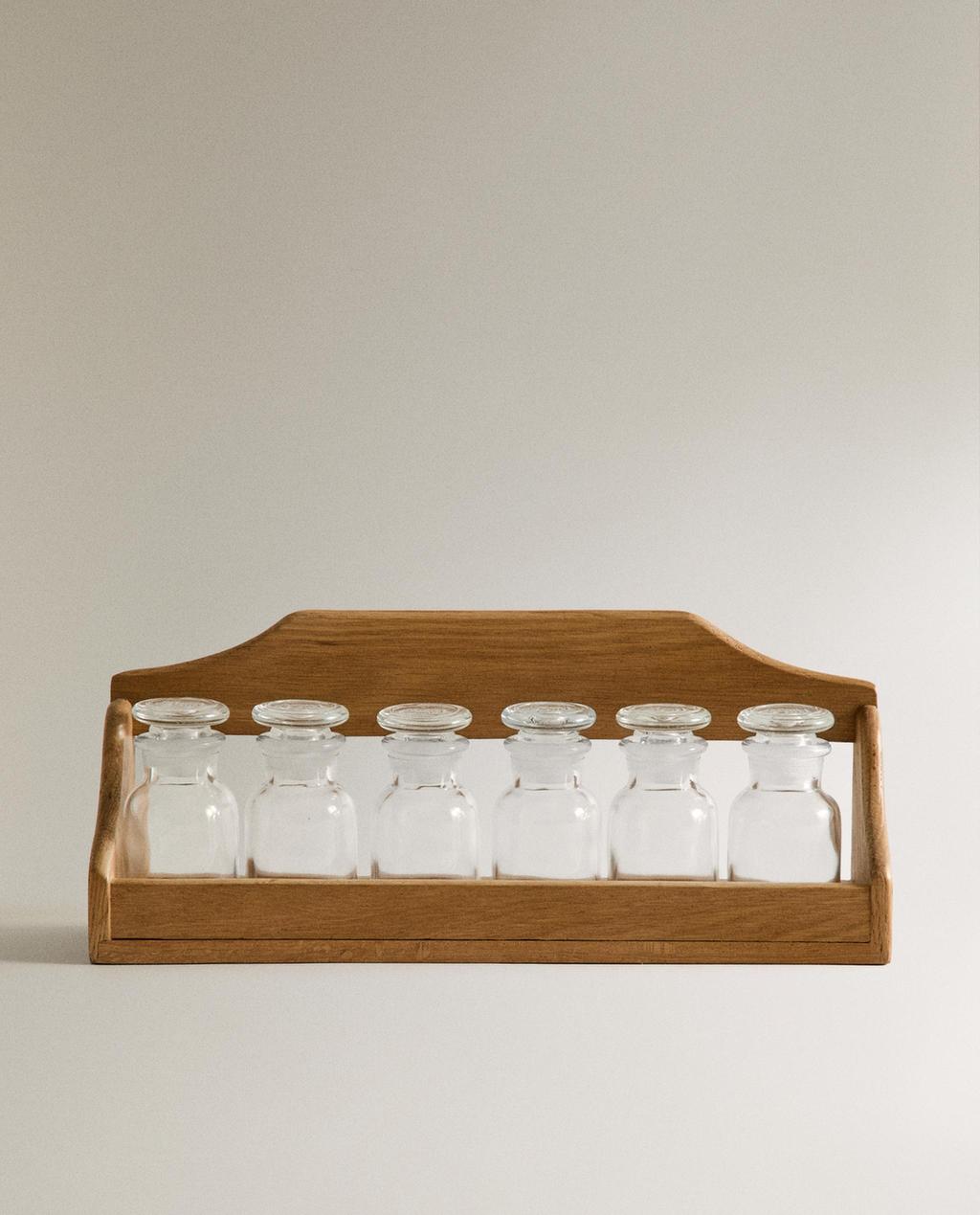 DRVENI NOSAČ ZA ZAČINE SA STAKLENIM TEGLAMA