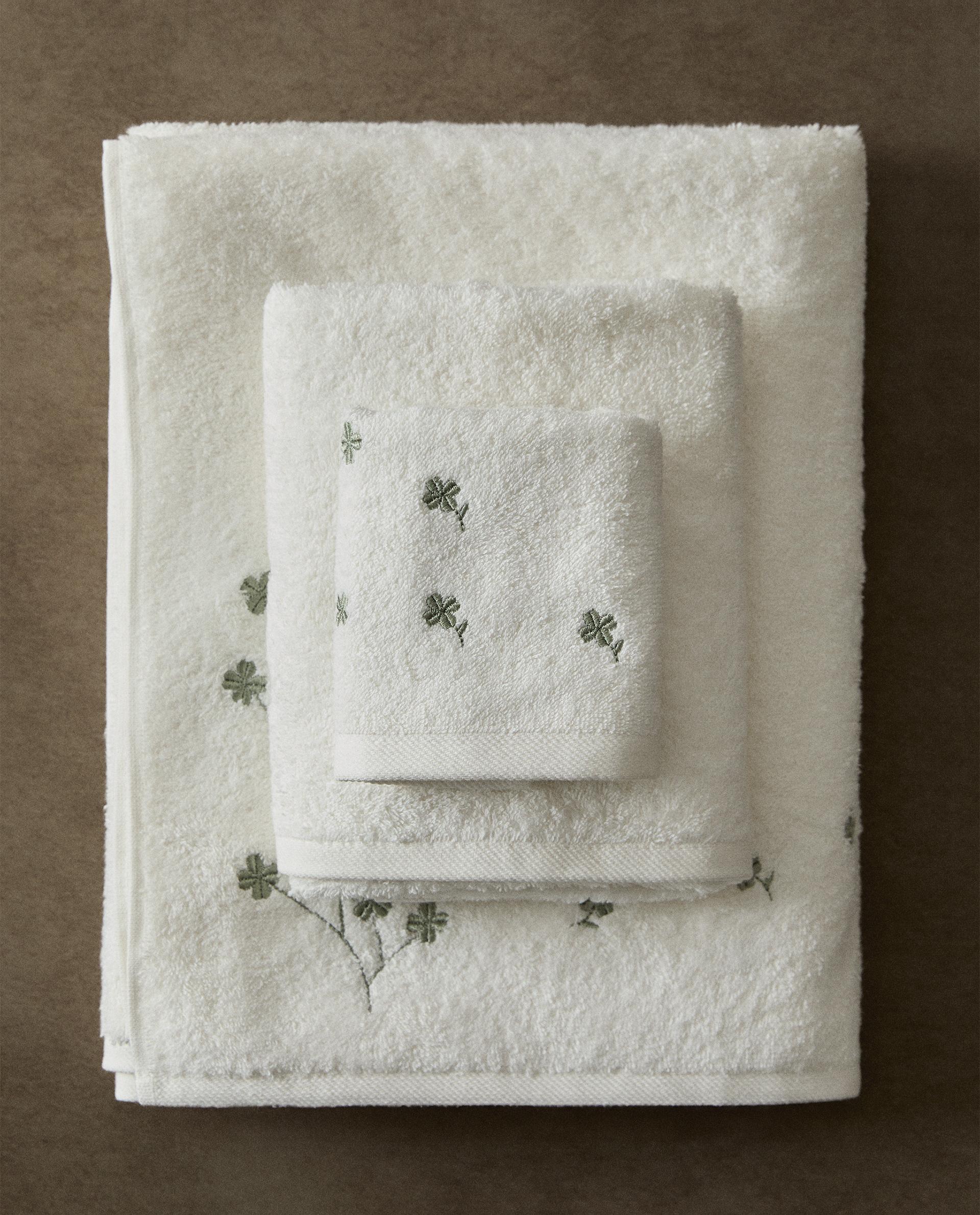 TOWEL WITH CLOVER EMBROIDERY