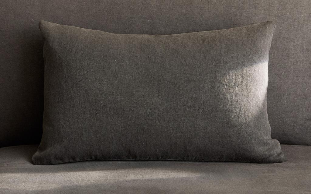 غلاف وسادة من الكتان المغسول غلاف وسادة من الكتان المغسول