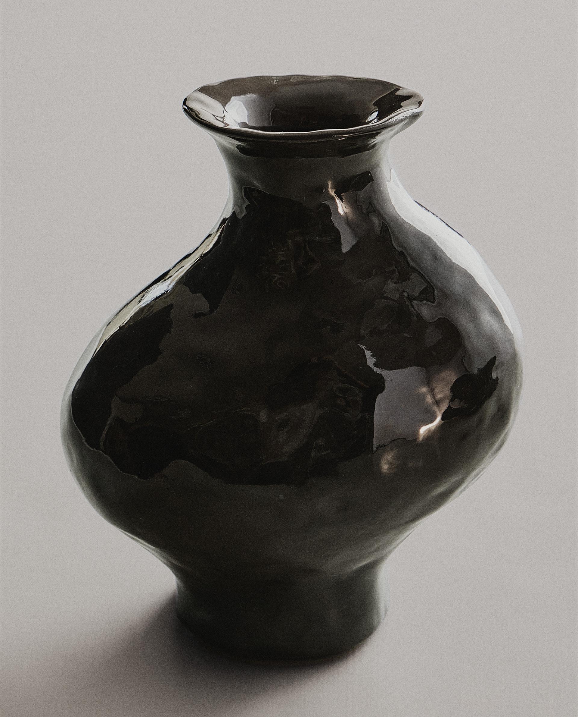 EPÄSÄÄNNÖLLISEN MUOTOINEN KERAAMINEN MALJAKKO EPÄSÄÄNNÖLLISEN MUOTOINEN KERAAMINEN MALJAKKO