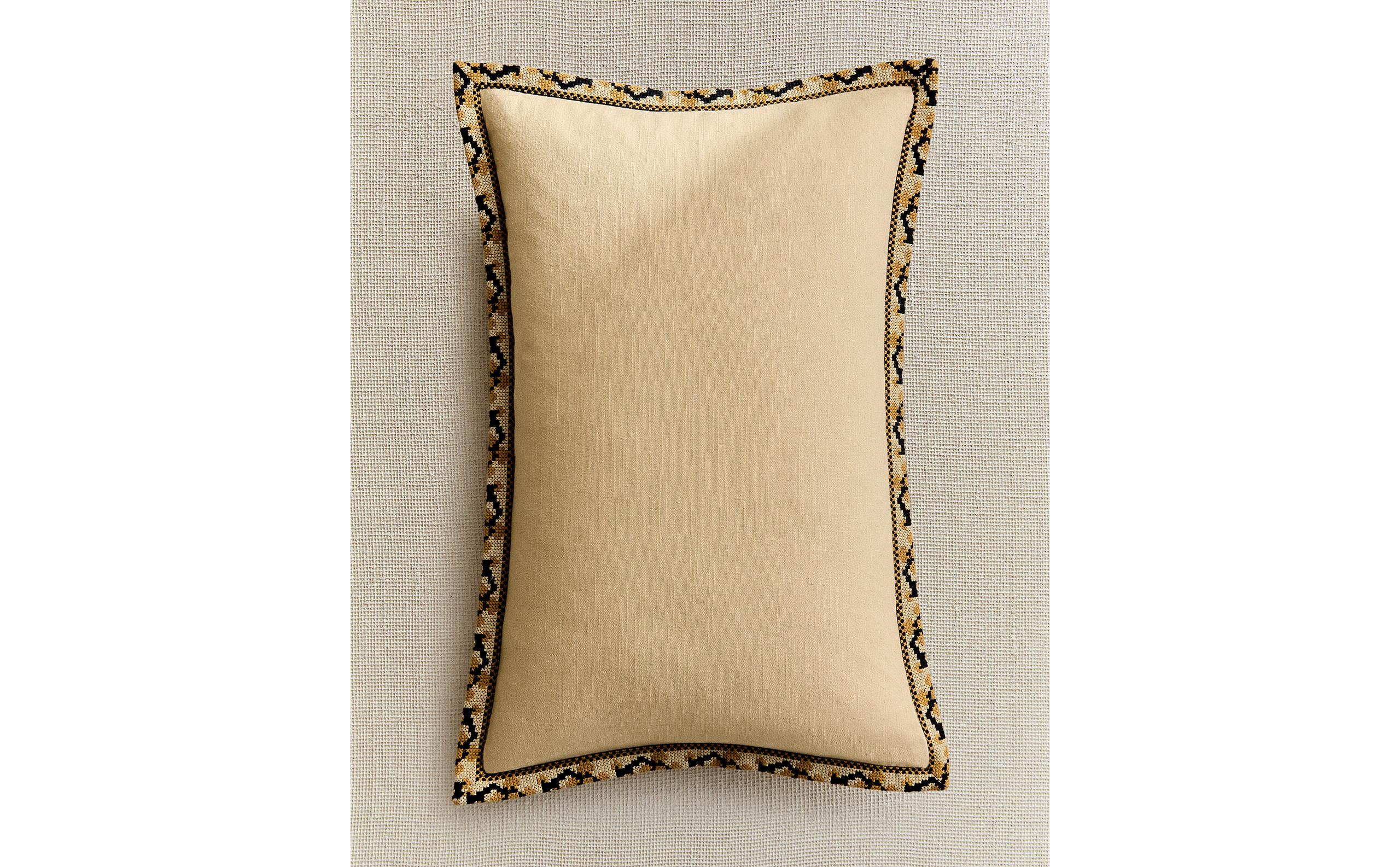 クッションカバー ZARAHOME  Cushion Cover CUSHION COVER WITH GEOMETRIC EDGE | Zara Home United Kingdom