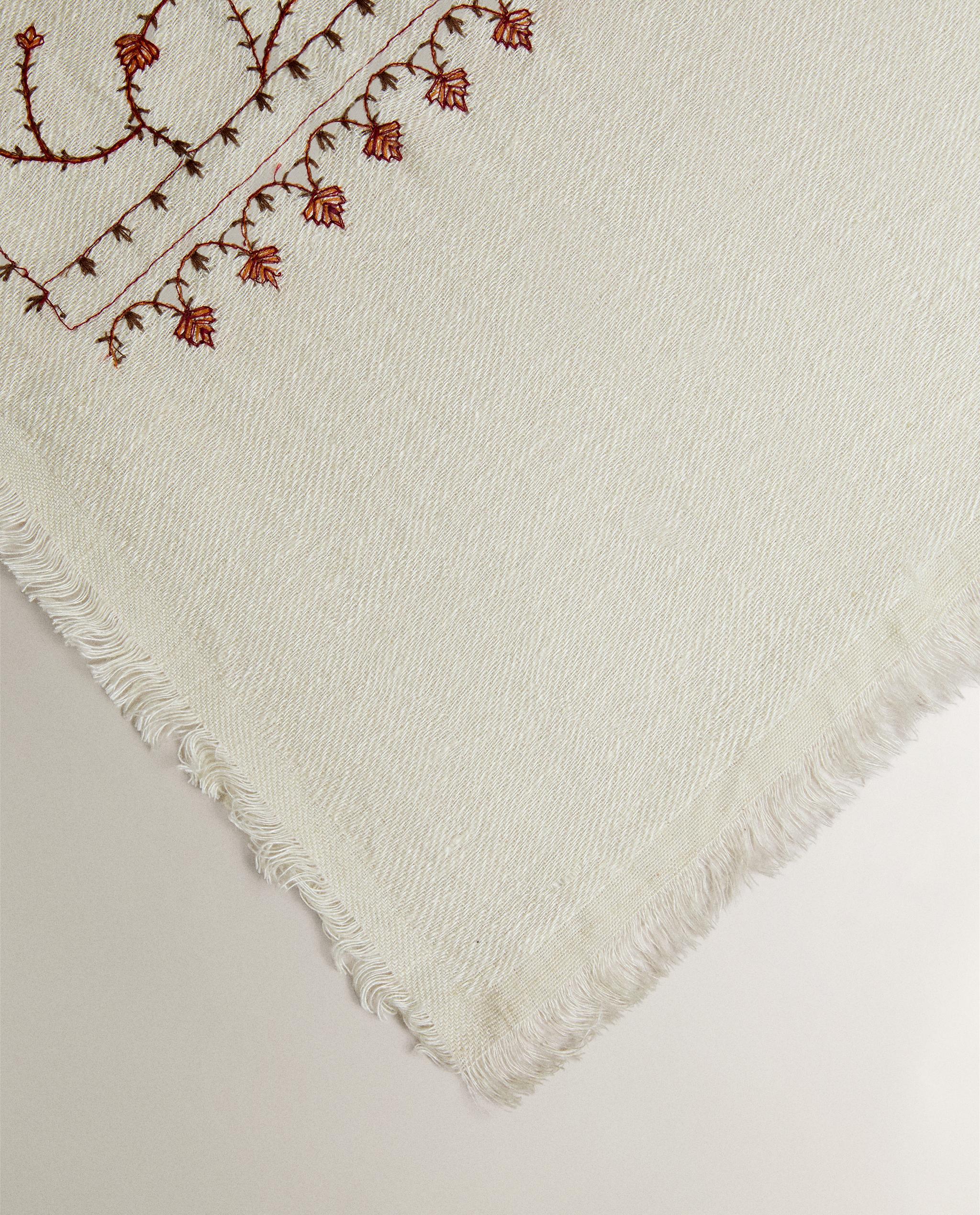 EMBROIDERED LINEN THROW product thumbnail 5