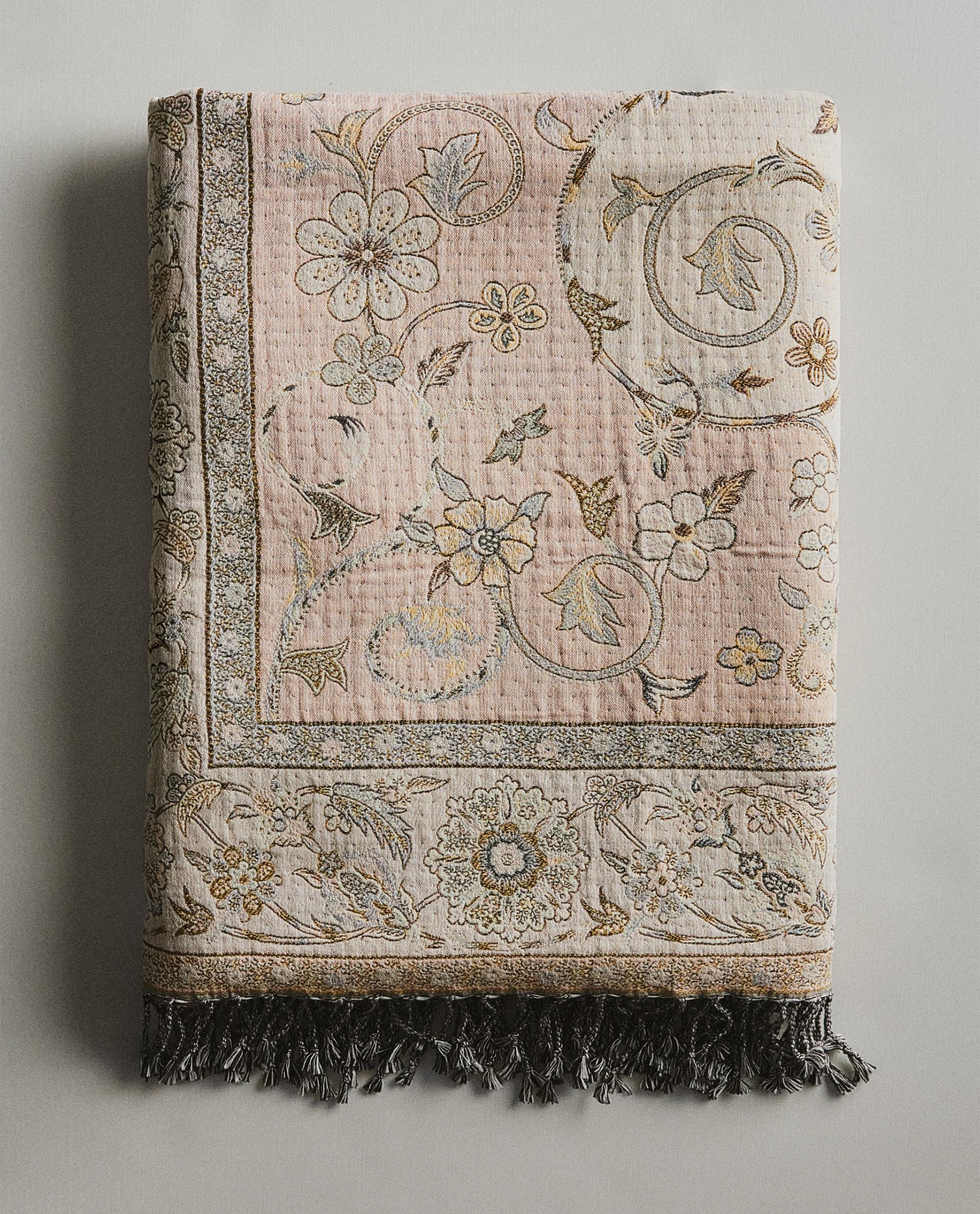 DECORATIVE FLORAL THROW DECORATIVE FLORAL THROW