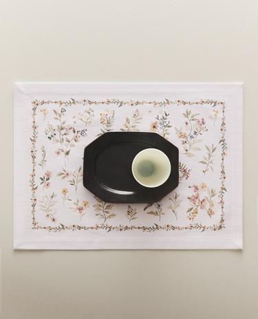 GEHARZTES TISCHSET MIT BLUMENMUSTER