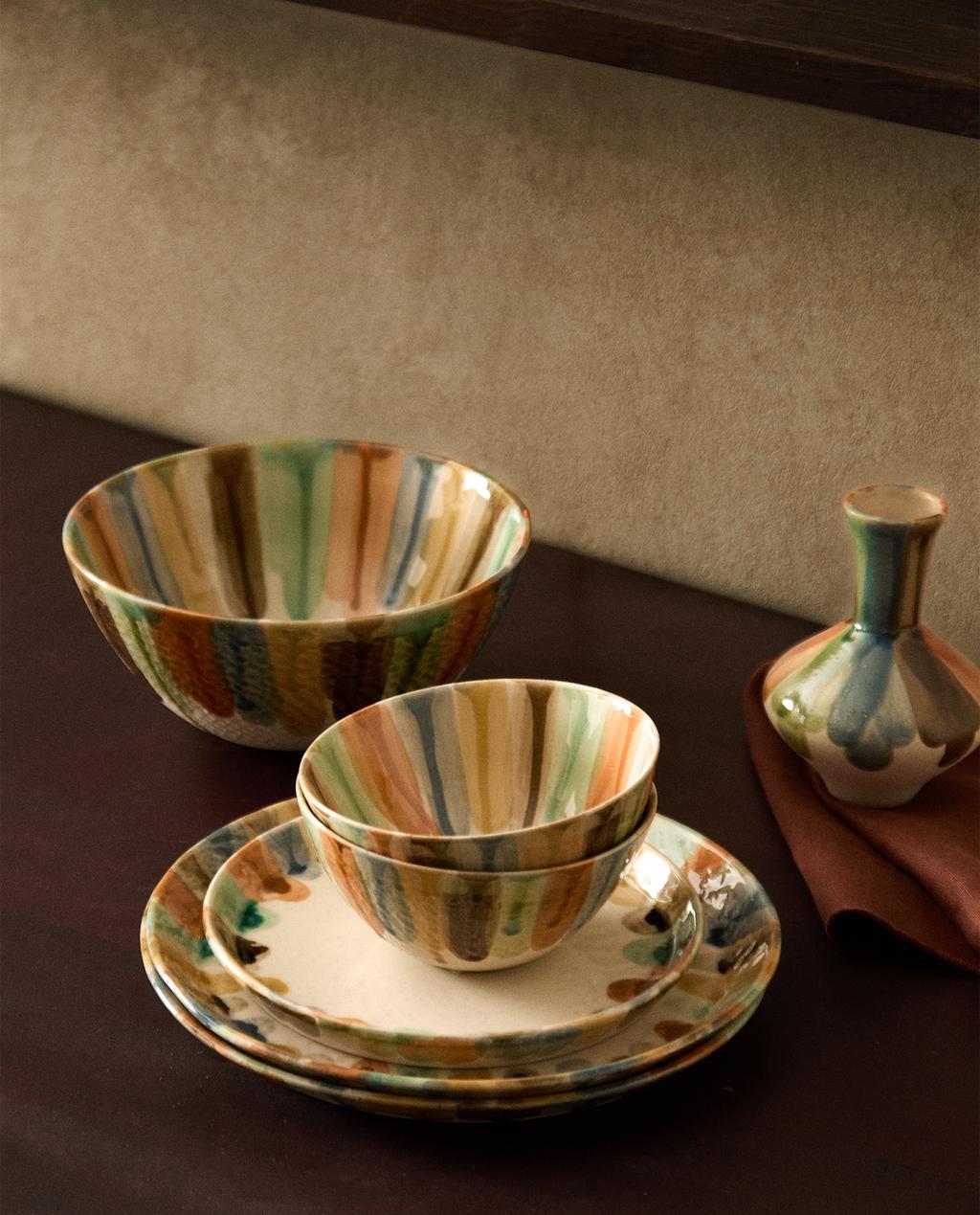 STONEWARE TABLEWARE WITH CONTRAST LINES