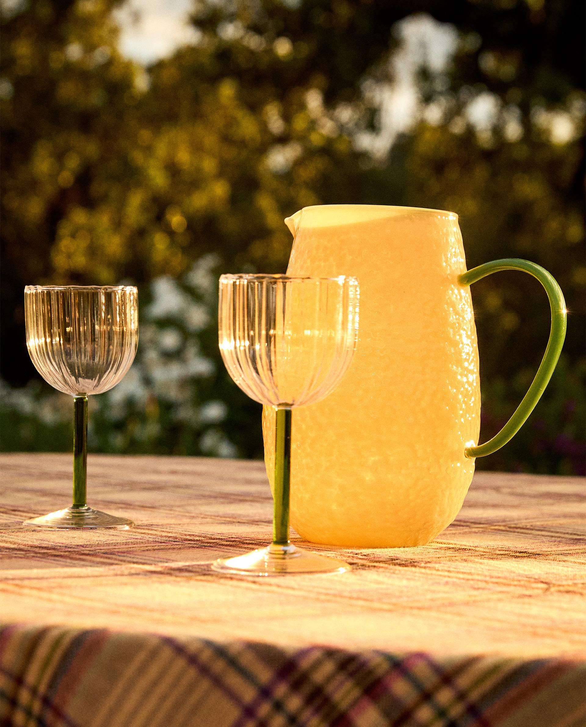 BOROSILICATE JUG WITH CONTRAST HANDLE