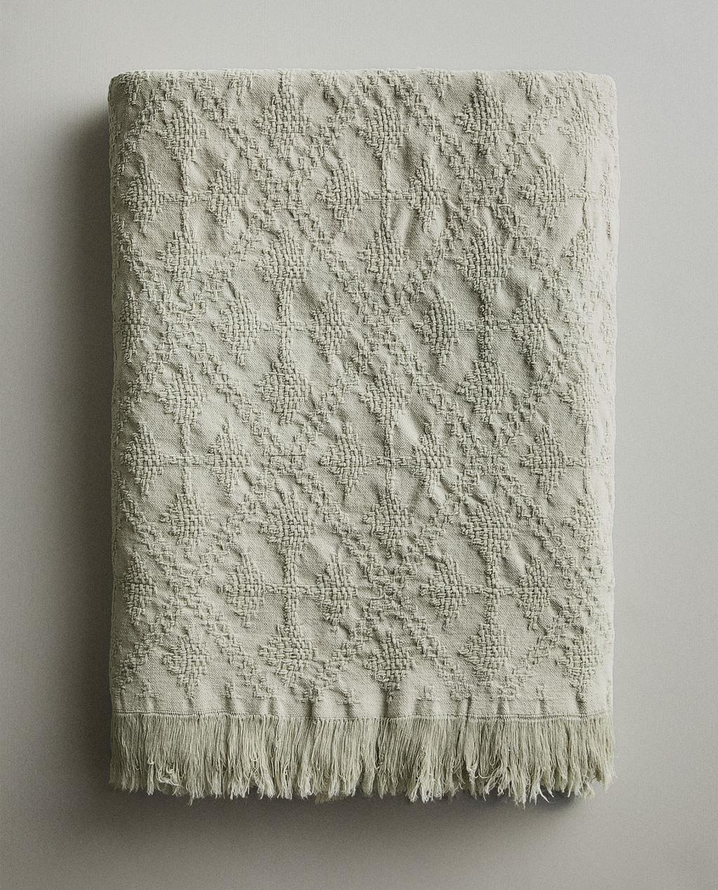 DIAMOND JACQUARD THROW