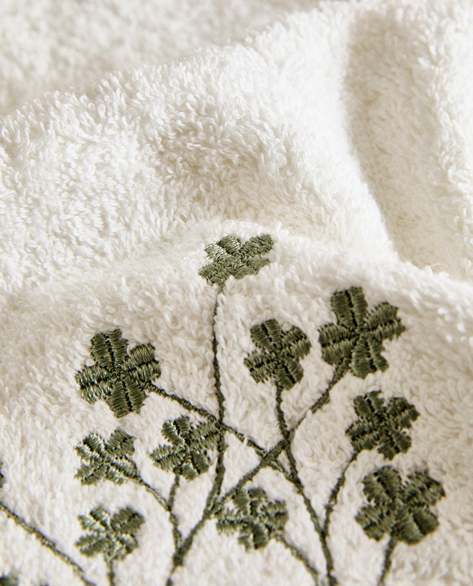 TOWEL WITH CLOVER EMBROIDERY