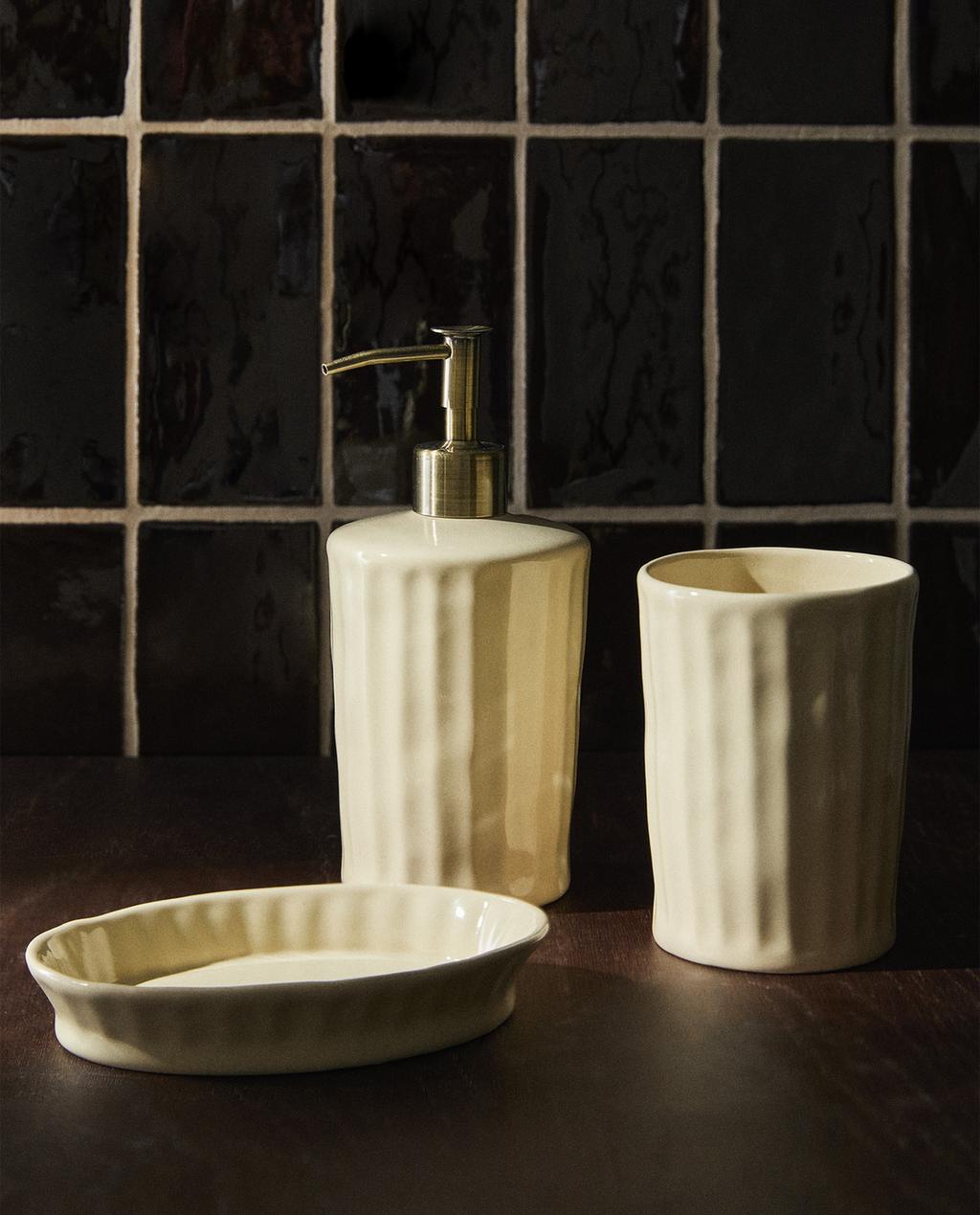 RAISED CERAMIC BATHROOM SET