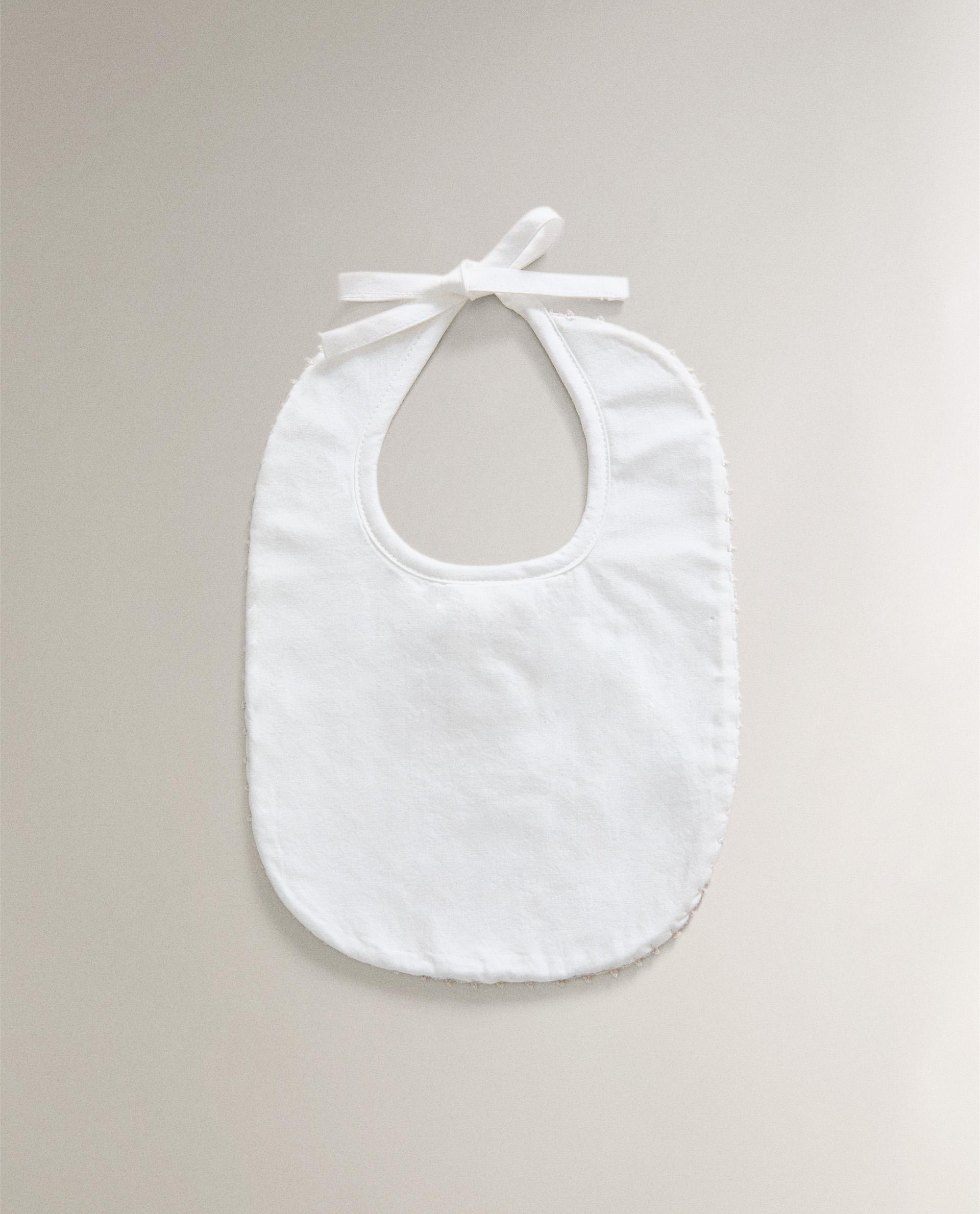 CHILDREN'S BIB WITH TRIM DETAIL