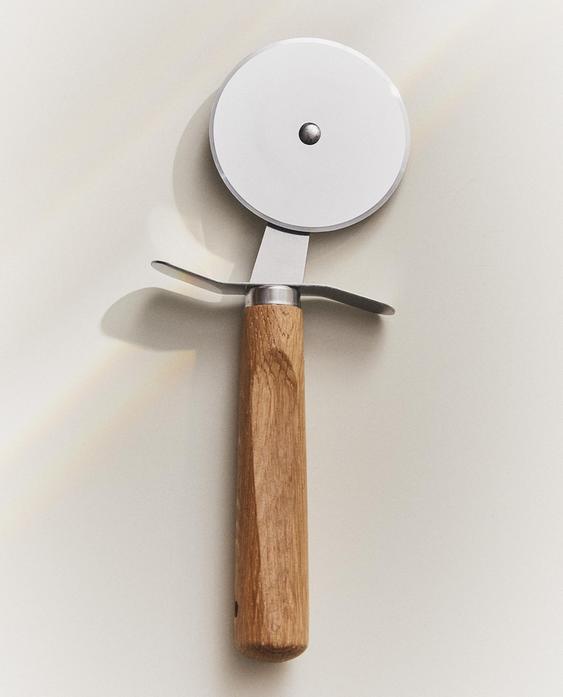 قطاعة بيتزا بمقبض من خشب السنديان