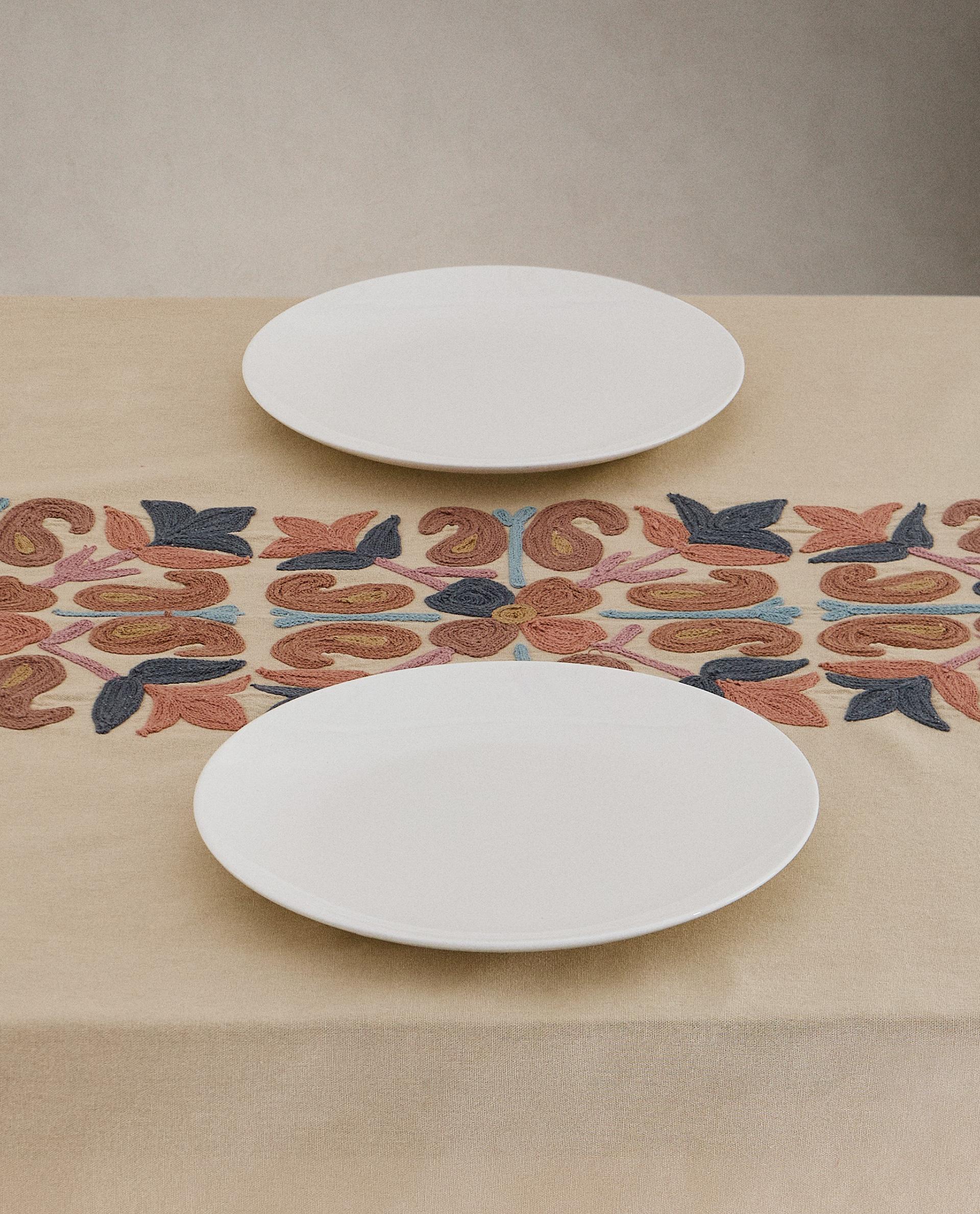 【ZARA HOME】 花の手刺しゅう　大判テーブルクロス　コットン&麻製 ZARA HOME】 花の手刺しゅう大判テーブルクロスコットン&麻製