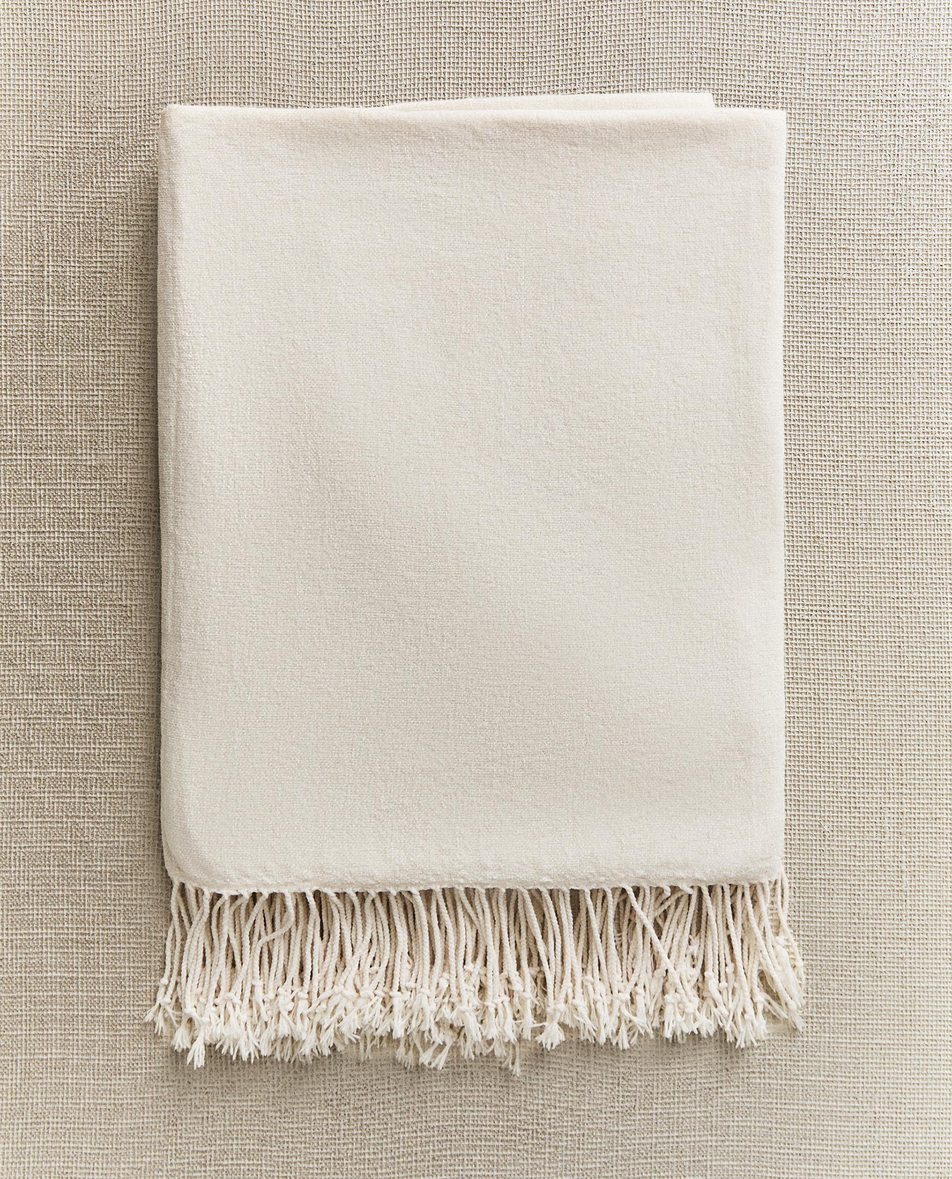 リビングルームにぴったりな薄手の掛布 | Zara Home 日本/Japan リビングルームにぴったりな薄手の掛布 | Zara Home 日本/Japan