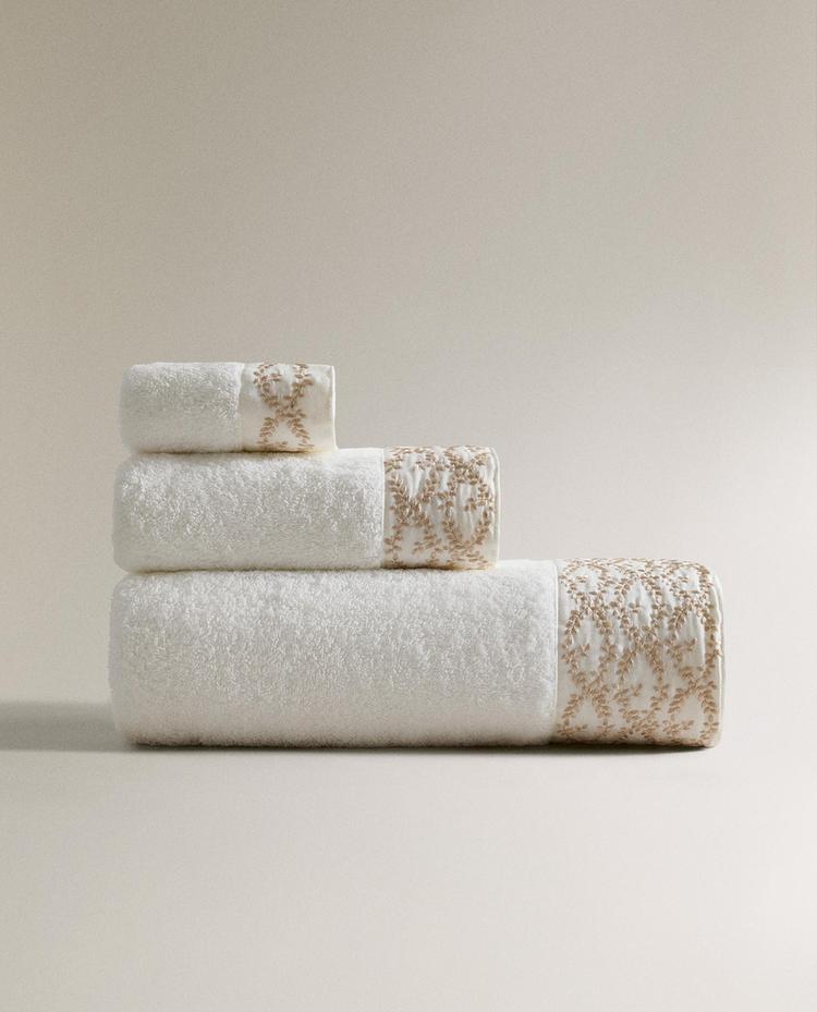 BATH TOWEL WITH LEAF EMBROIDERY APPLIQUÉ BATH TOWEL WITH LEAF EMBROIDERY APPLIQUÉ