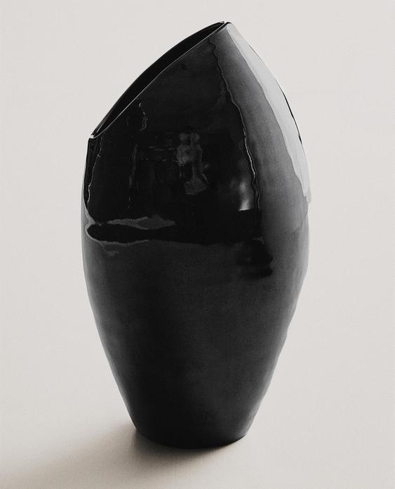 IRREGULAR ROUNDED CERAMIC VASE IRREGULAR ROUNDED CERAMIC VASE