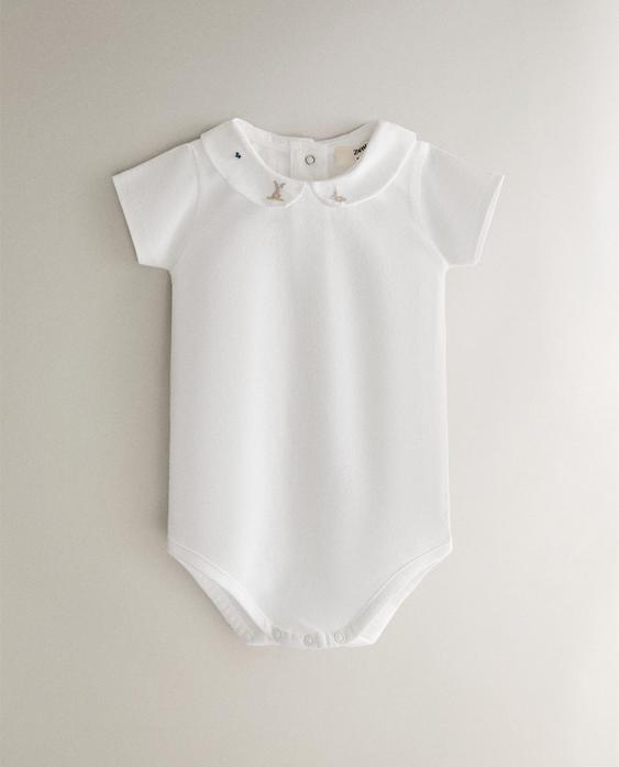 BABY-BODY MIT HASEN- UND BLUMENSTICKEREI