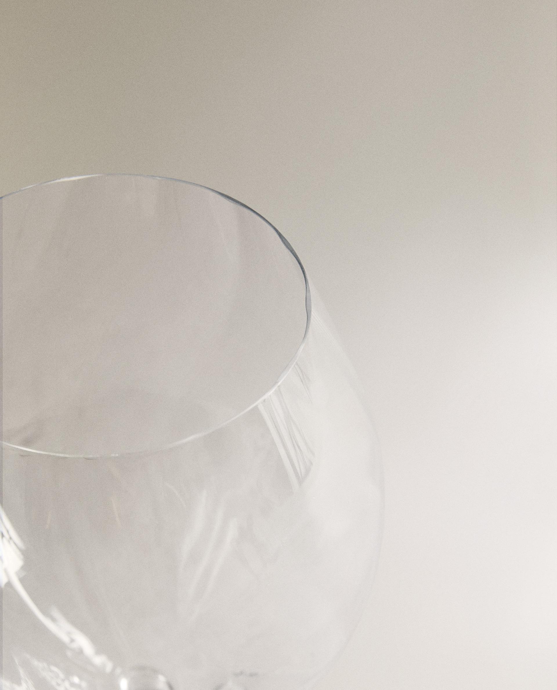 RAISED CRYSTALLINE WINE GLASS