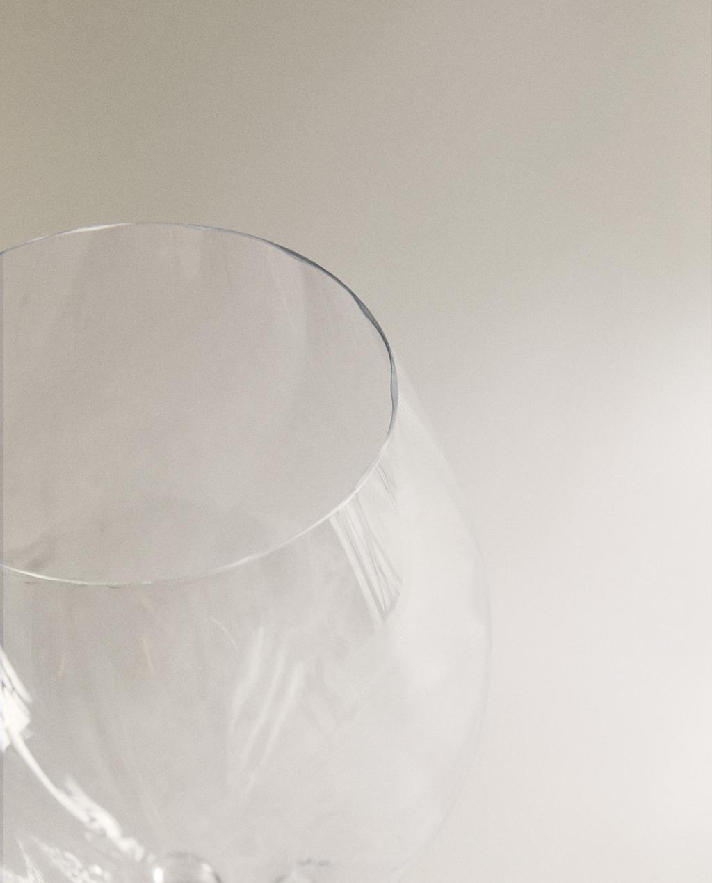 RAISED CRYSTALLINE WINE GLASS