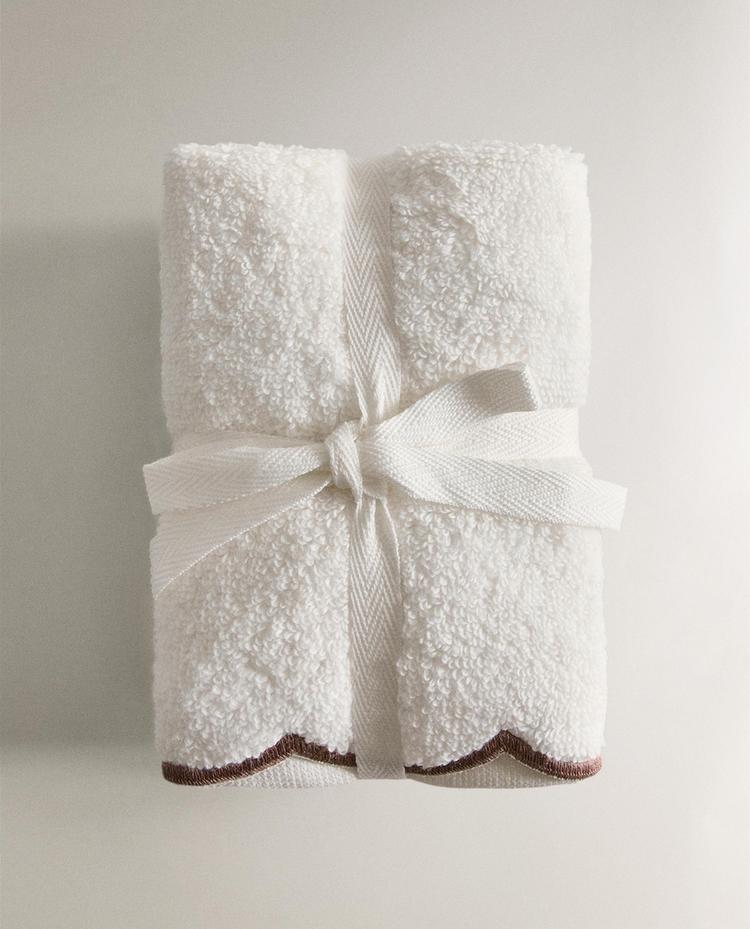 PACK OF HAND TOWELS WITH SCALLOPED DETAIL (PACK OF 3)