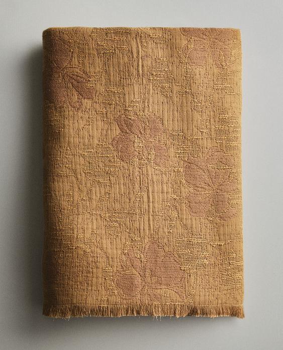 DEKEN MET JACQUARD BLOEMEN DEKEN MET JACQUARD BLOEMEN