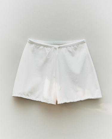 شورت بحافة دانتيل