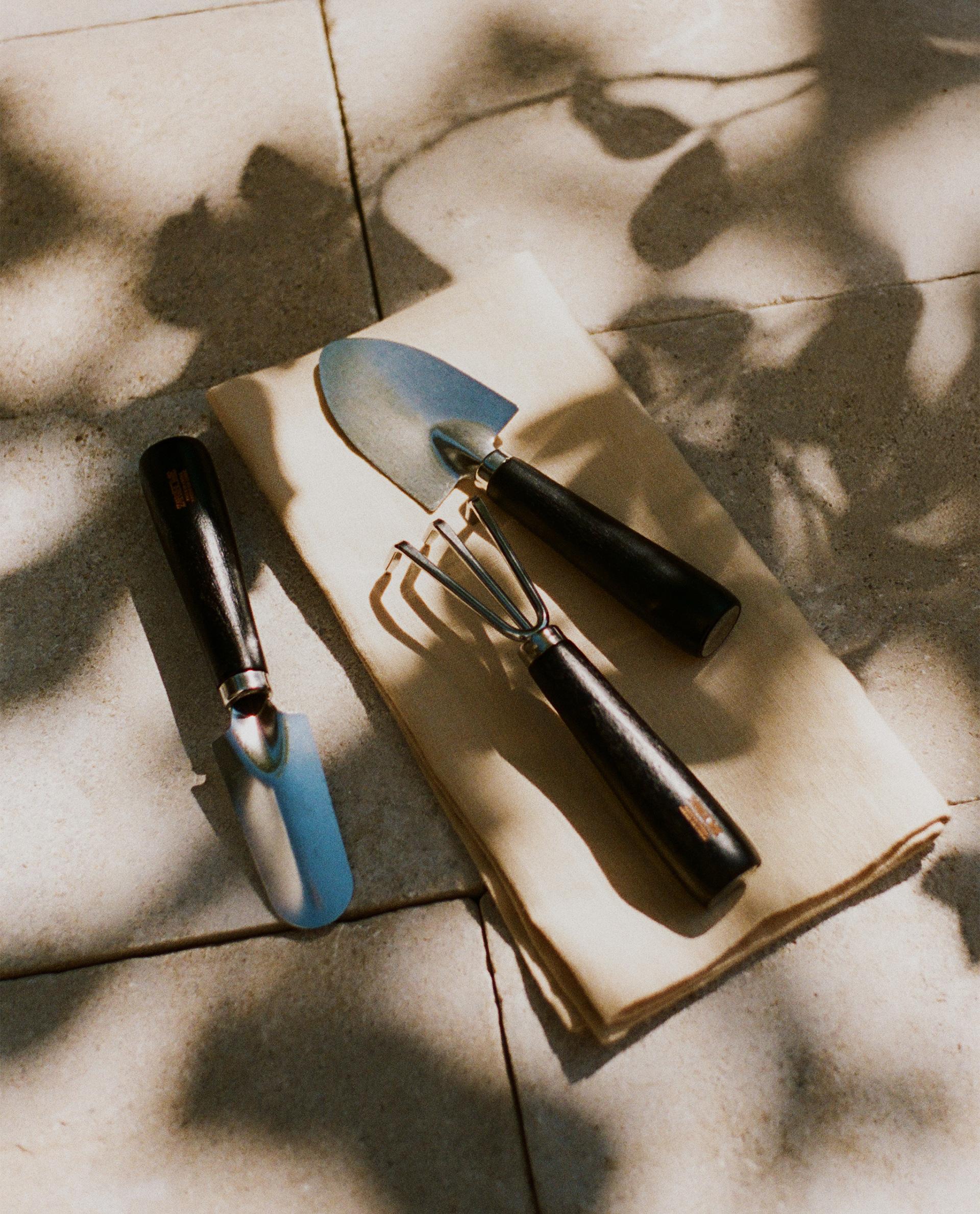 GARDEN TOOLS (SET OF 3) GARDEN TOOLS (SET OF 3)