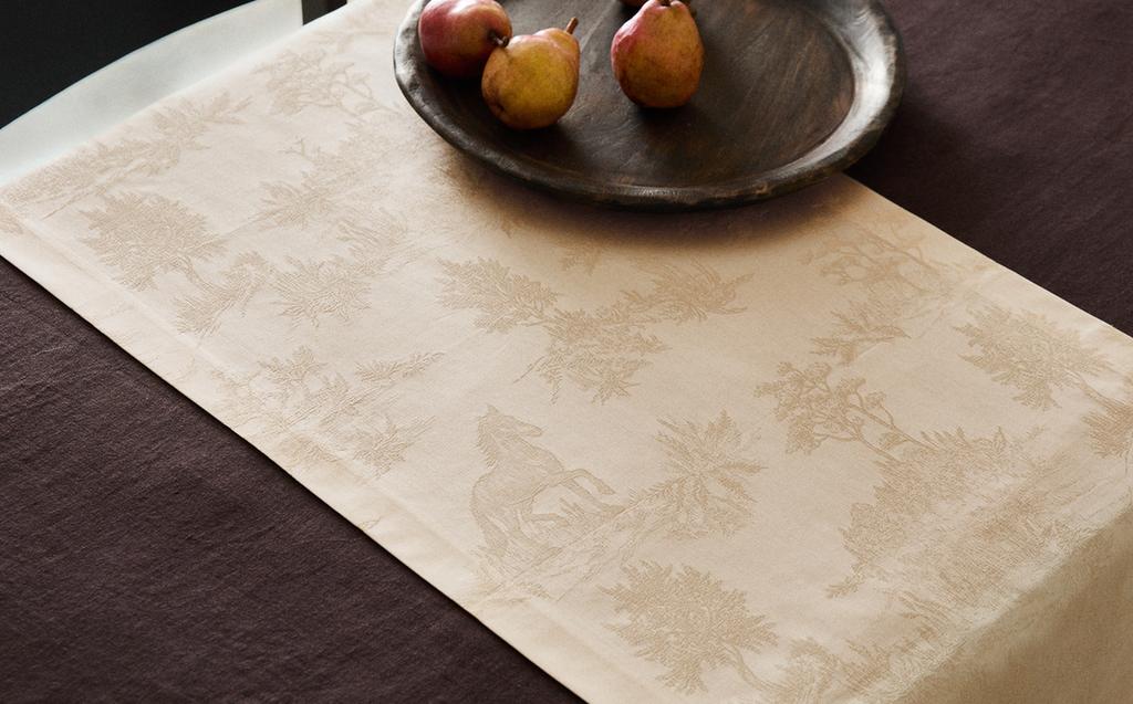 JACQUARD HORSE TABLE RUNNER