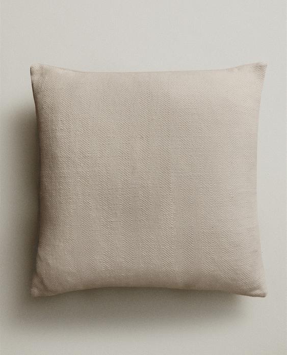 غلاف وسادة بزخرفة متعرّجة