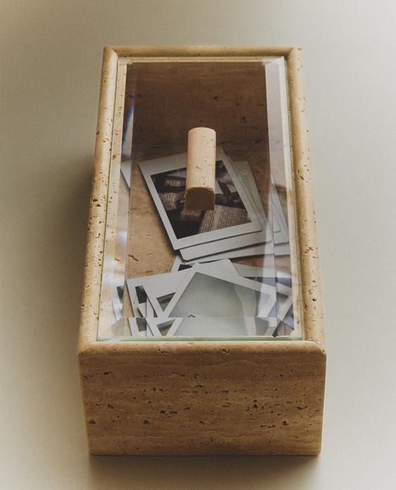 صندوق من رخام ترافرتين وزجاج صندوق من رخام ترافرتين وزجاج