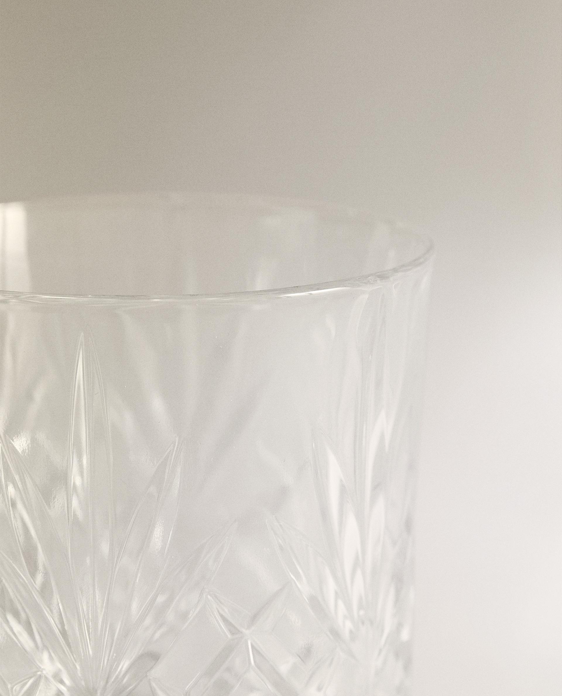 CRYSTALLINE TUMBLER WITH RAISED DESIGN