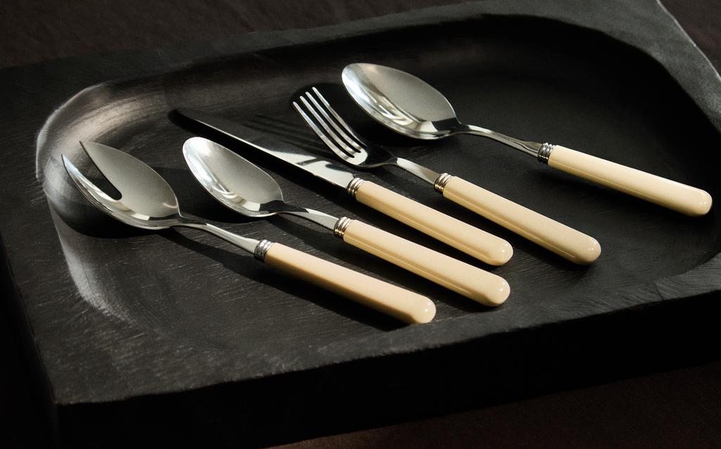 CUTLERY SET WITH HANDLE DETAIL