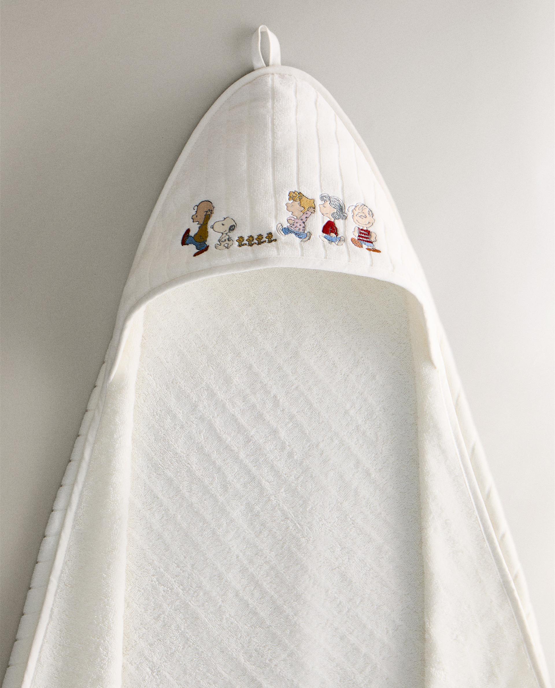 CHILDREN'S PEANUTS™ HOODED TOWEL