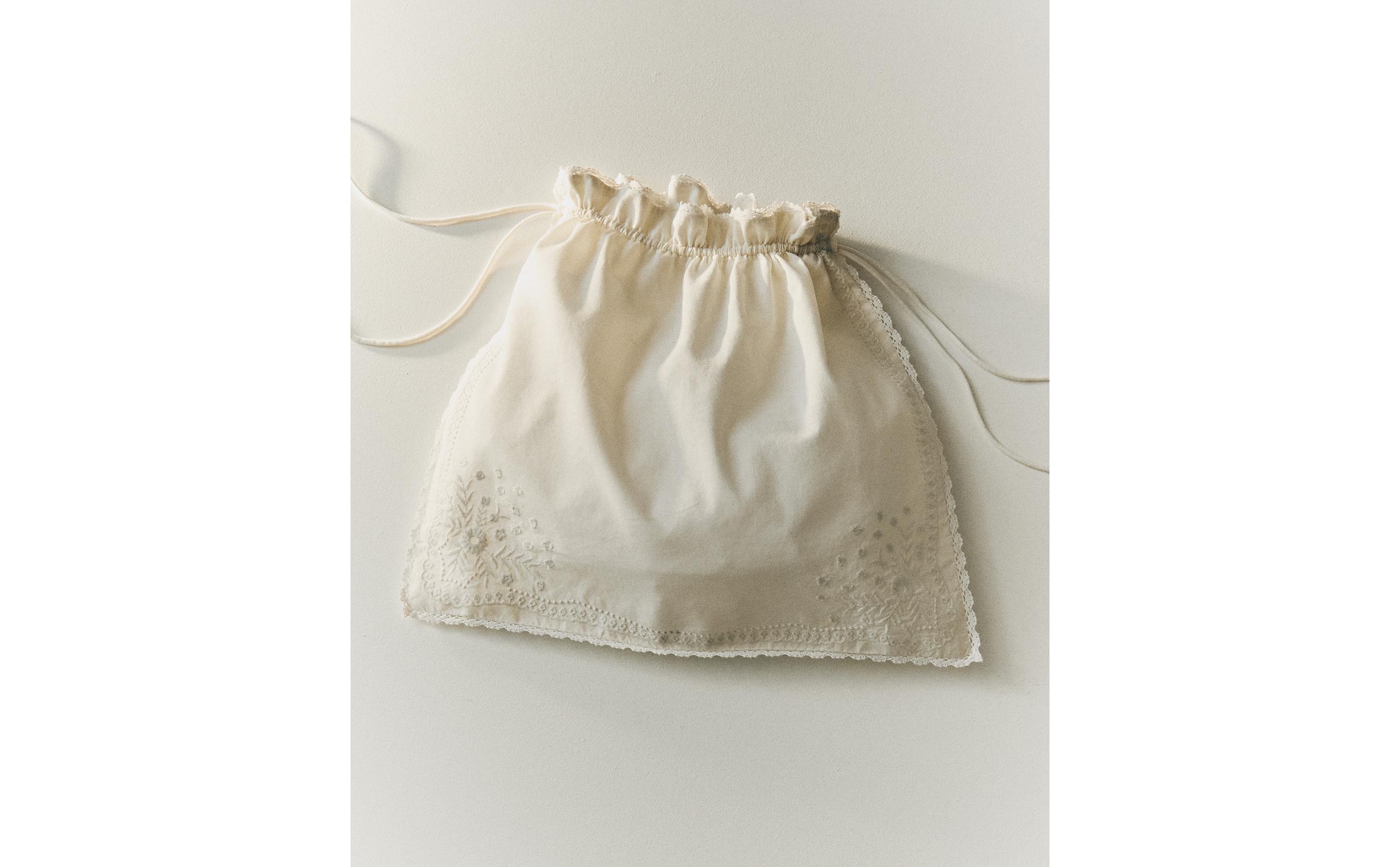 EMBROIDERED COTTON CLOTHING BAG WITH LACE TRIM product thumbnail 7