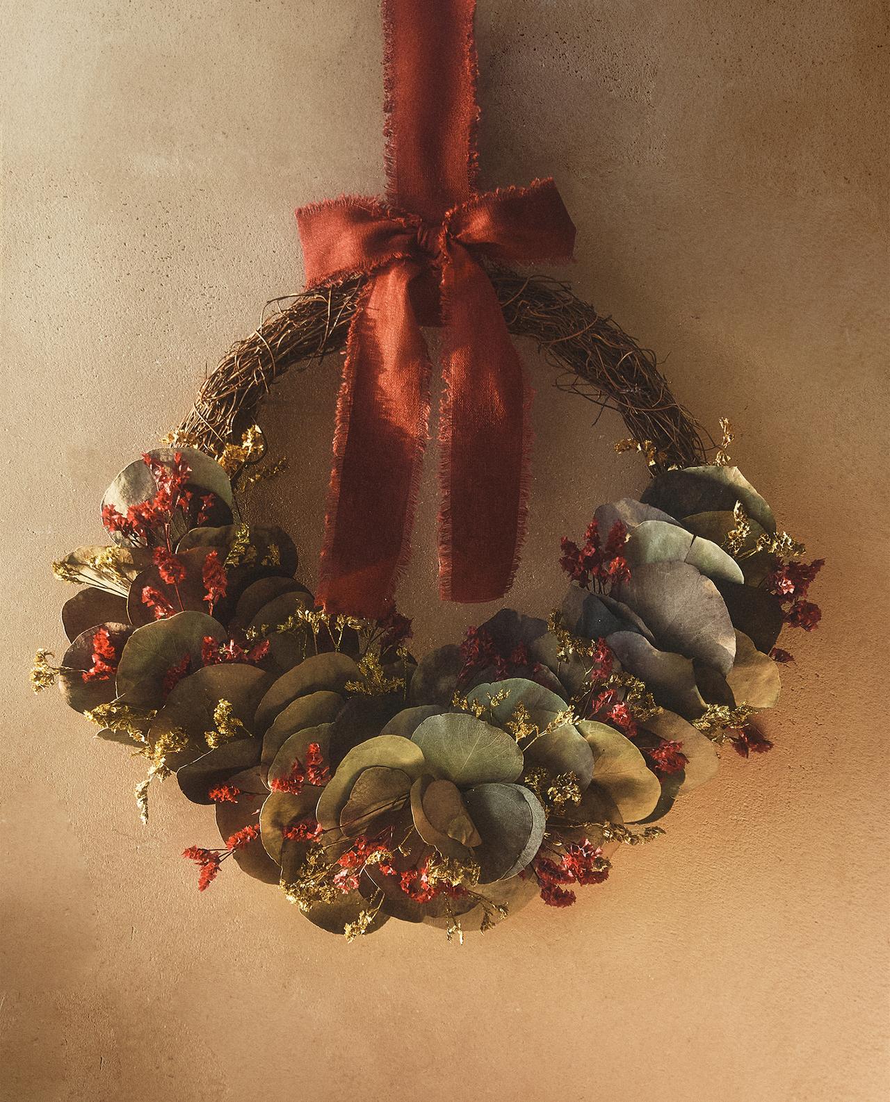 DECORATIEVE KERSTKRANS MET EUCALYPTUS BLOEMEN