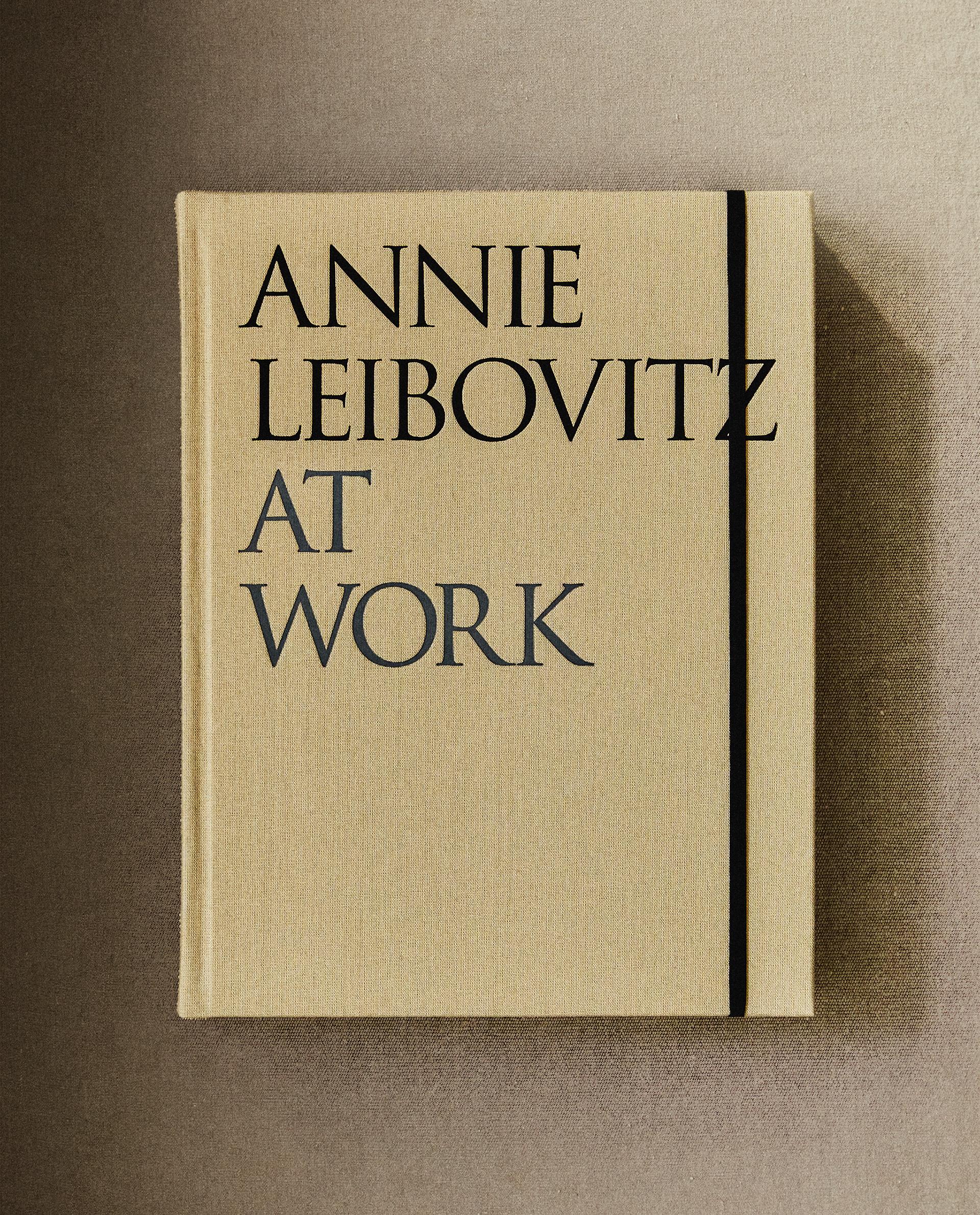 ANNIE LEIBOVITZ AT WORK BOOK