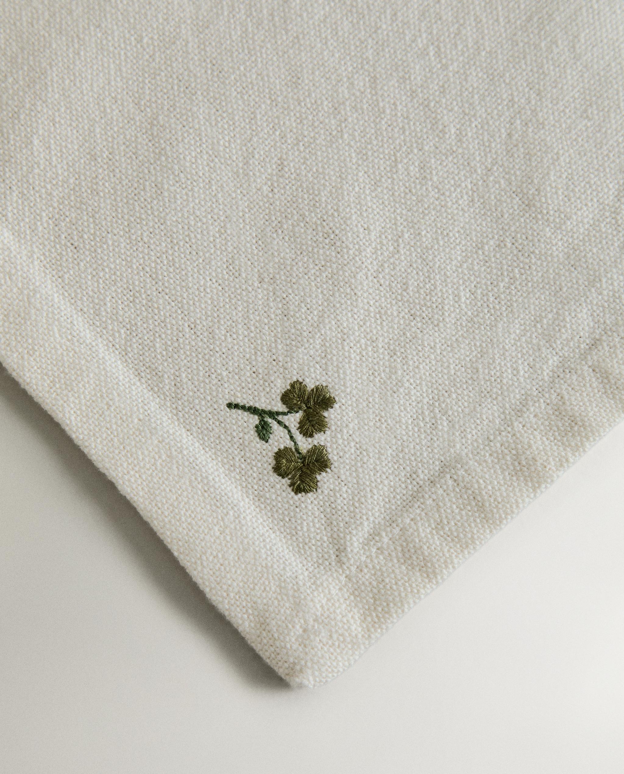 PACK OF EMBROIDERED CLOVER AND DAISY NAPKINS (PACK OF 2) product thumbnail 7