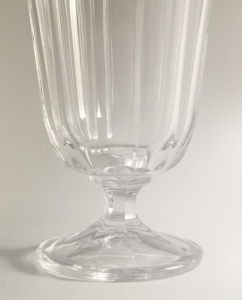 RAISED FACETED WINE GLASS