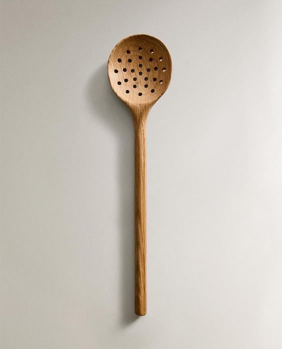 Dierkovaná naberačka z dubového dreva Dierkovaná naberačka z dubového dreva