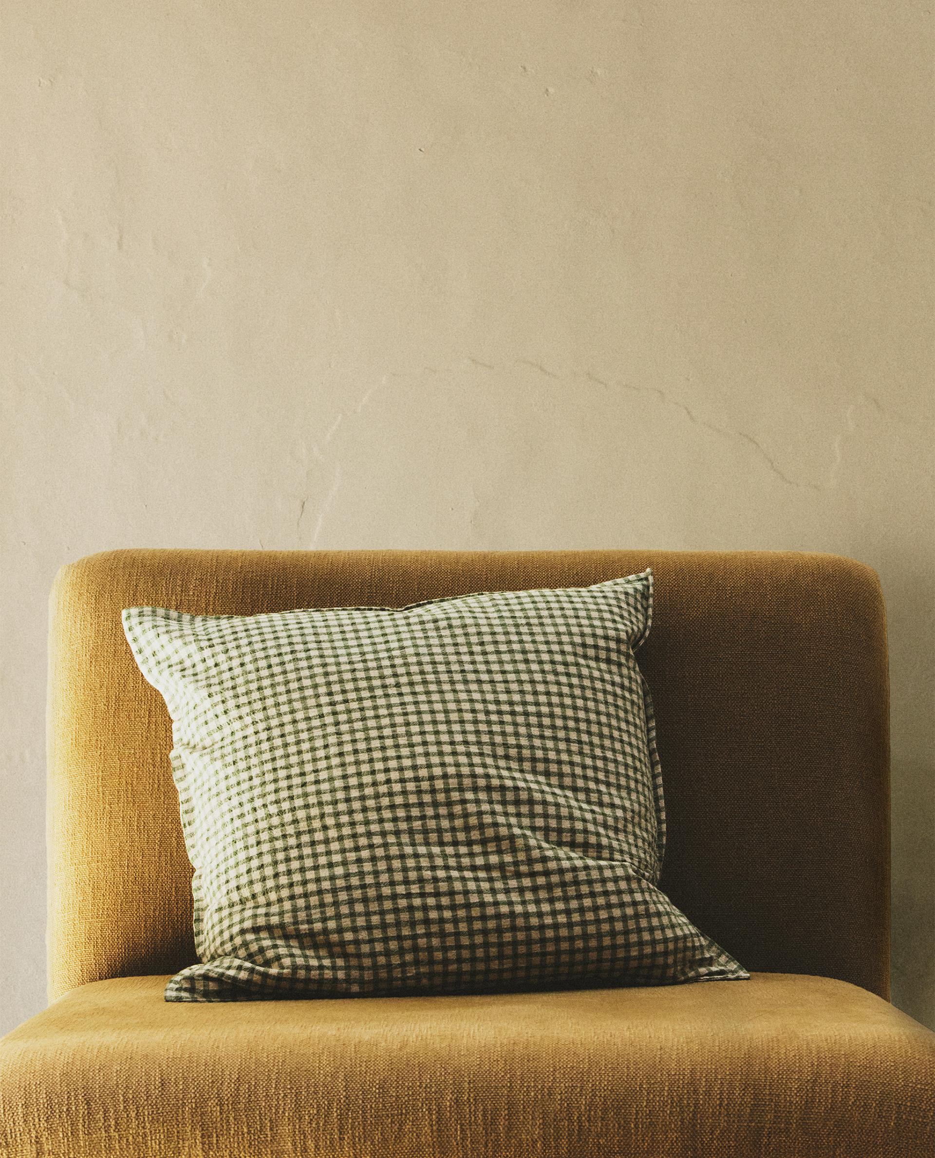 GINGHAM THROW PILLOW