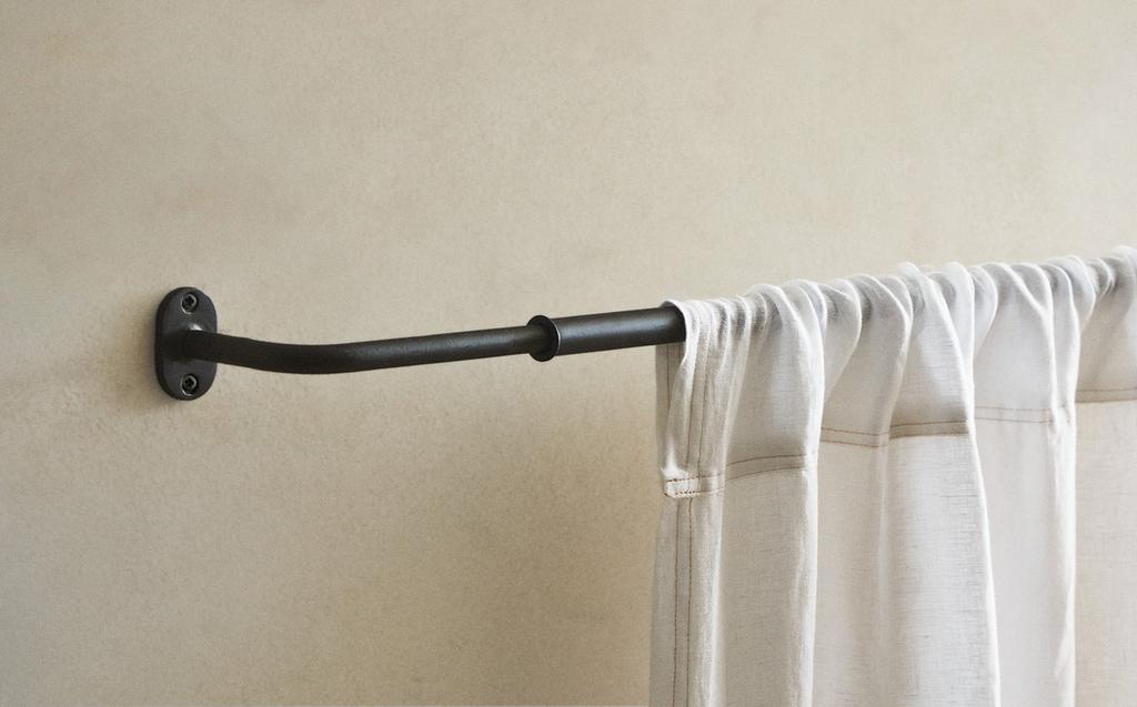 EXTENDIBLE METALLIC CURTAIN POLE EXTENDIBLE METALLIC CURTAIN POLE