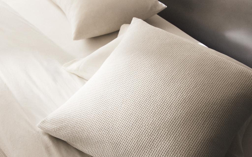 غلاف مخدة قطن بحياكة وافل صغيرة غلاف مخدة قطن بحياكة وافل صغيرة