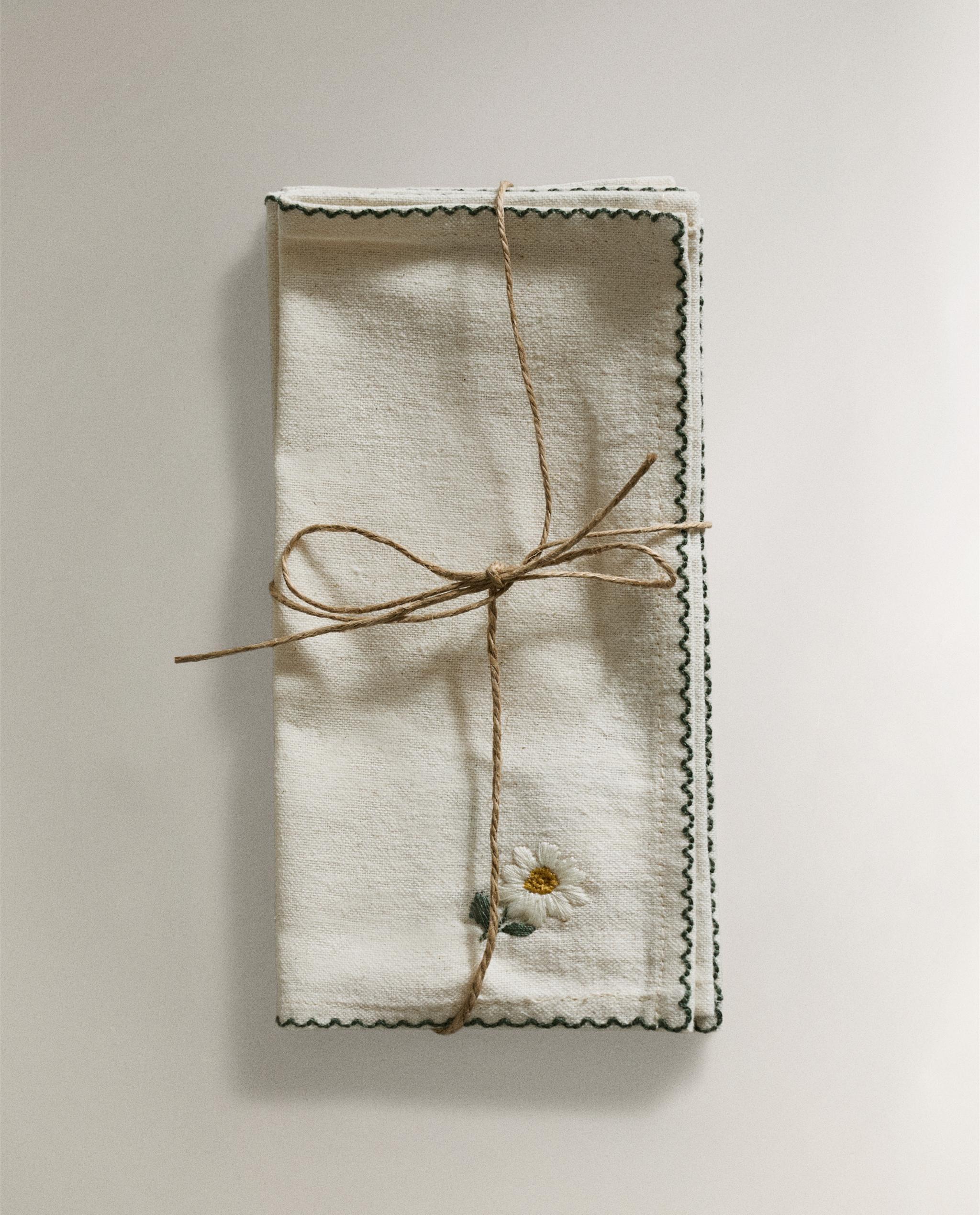 PACK OF EMBROIDERED FLORAL NAPKINS (PACK OF 4) product thumbnail 3