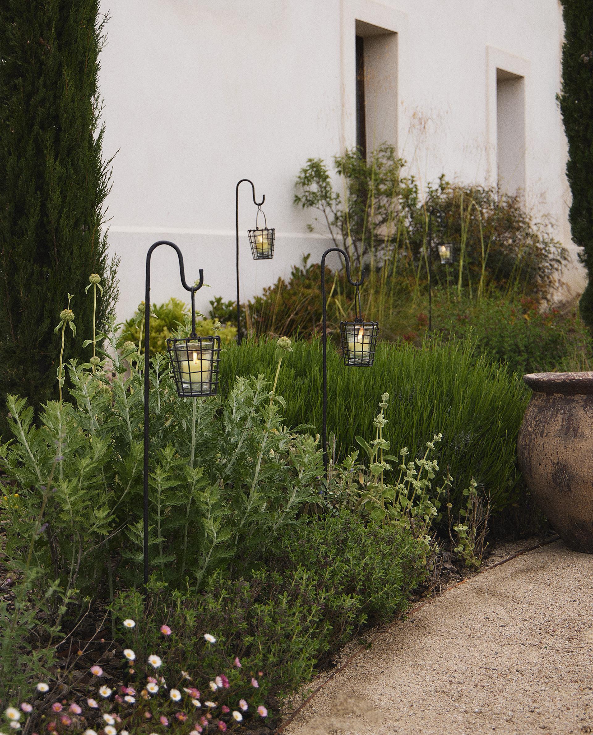 OUTDOOR TEALIGHT HOLDER WITH METAL STAND