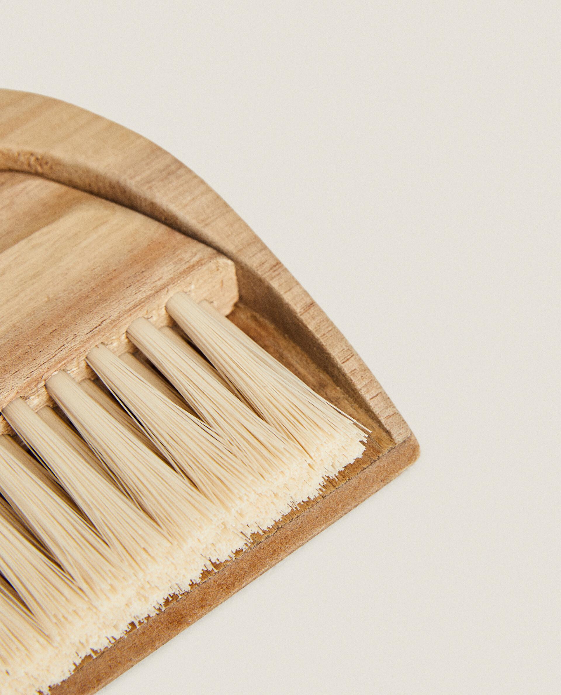 WOODEN DUSTPAN AND BRUSH product thumbnail 6