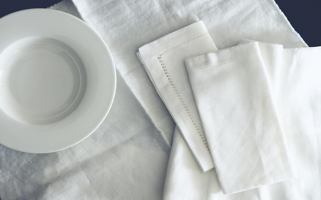 TABLECLOTH, NAPKINS AND PLATE