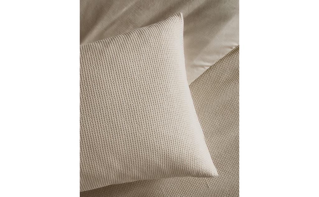 غلاف مخدة قطن بحياكة وافل صغيرة غلاف مخدة قطن بحياكة وافل صغيرة