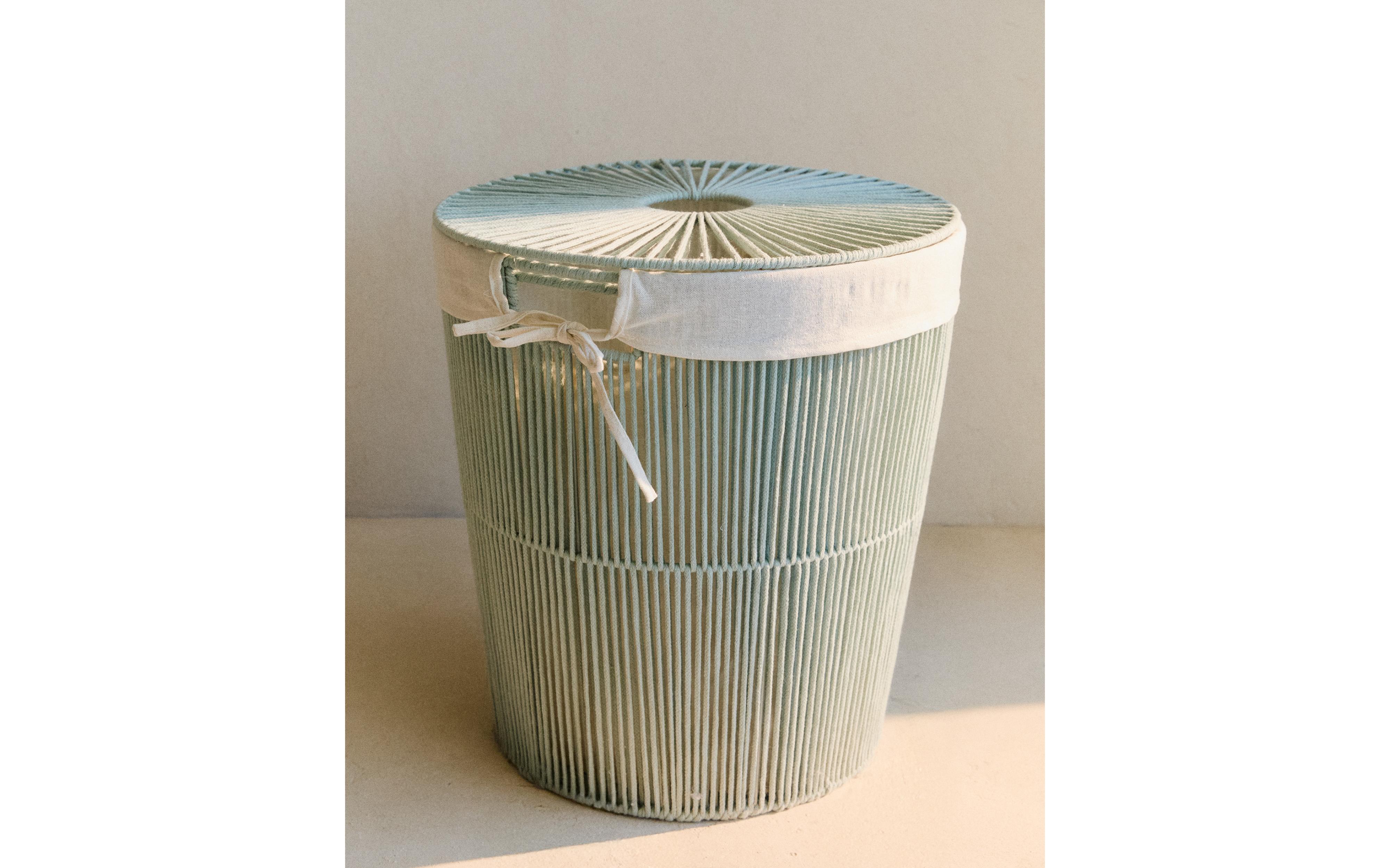 LAUNDRY BASKET WITH COTTON LINING AND LID product thumbnail 2