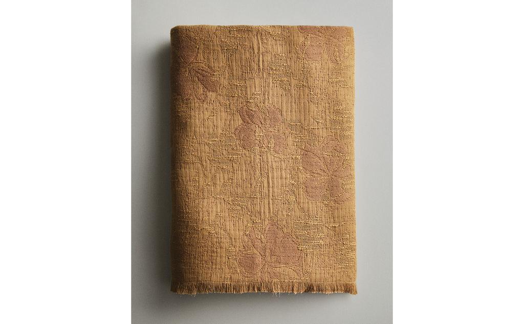 JACQUARD-DECKE MIT BLUMENMUSTER