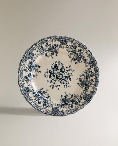FLACHER TELLER AUS STEINGUT MIT BLUMENMOTIVEN FLACHER TELLER AUS STEINGUT MIT BLUMENMOTIVEN
