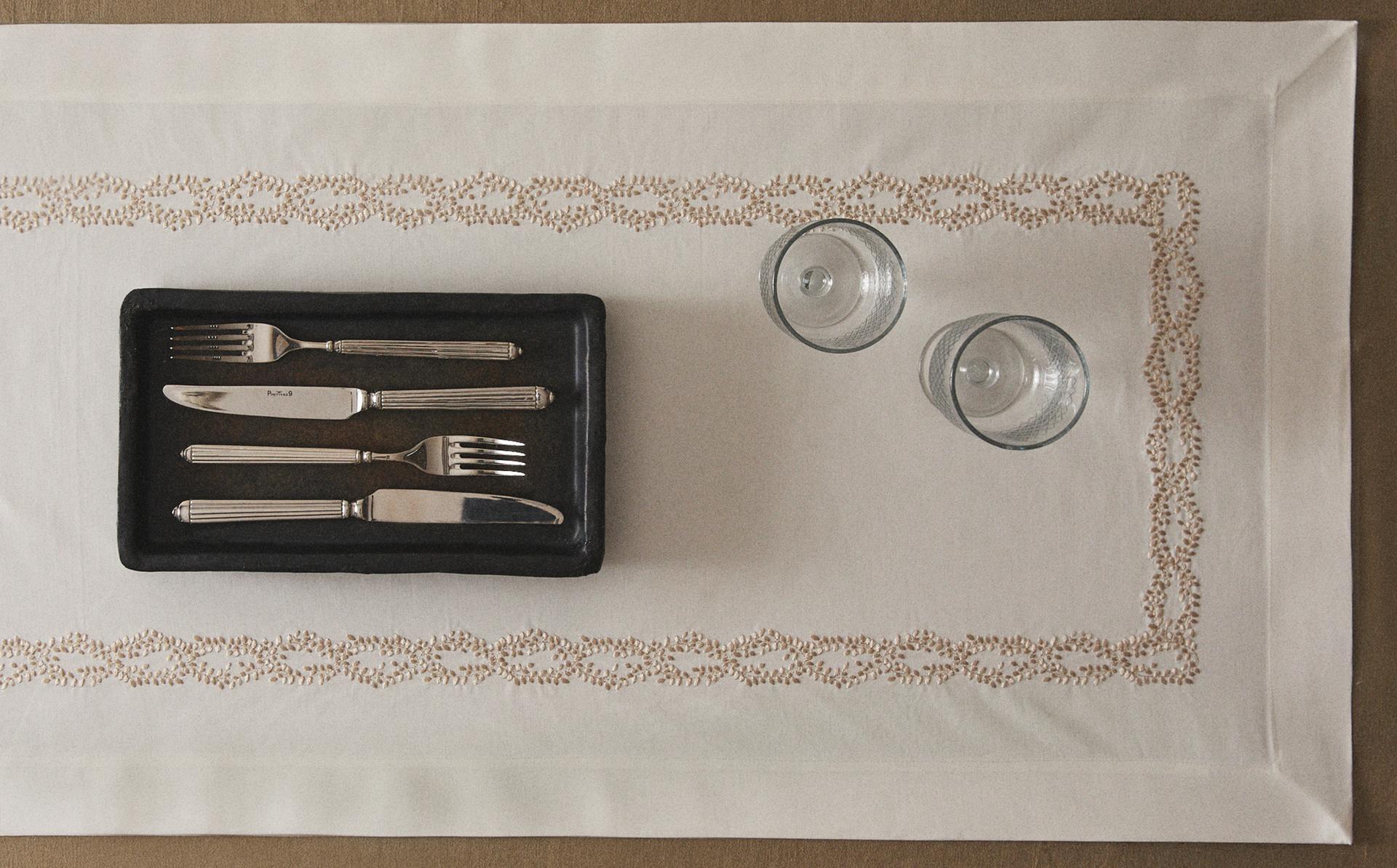 EMBROIDERED SATEEN TABLE RUNNER